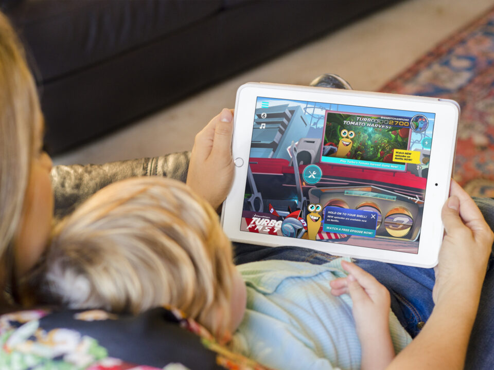 mom-and-baby-playing-with-ipad